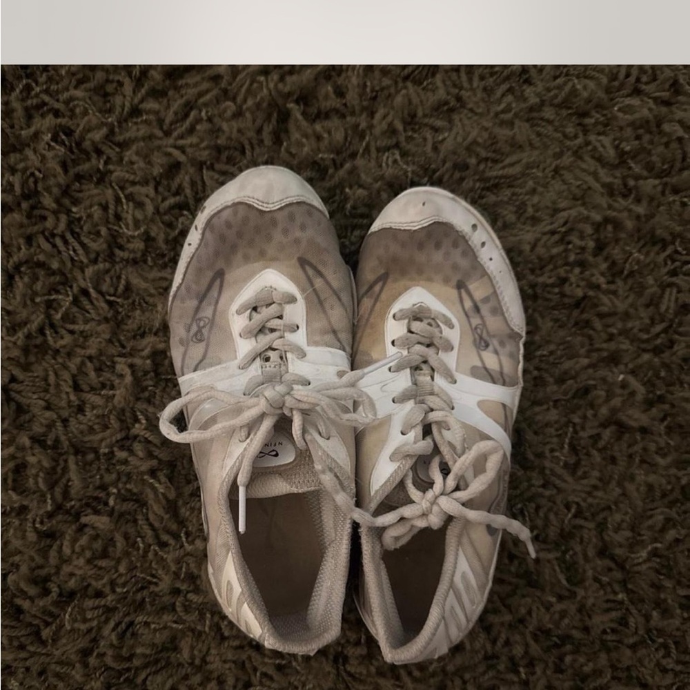 Cheer shoes